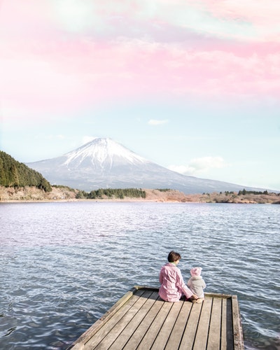 Mother and daughter gazing up at Fuji-san